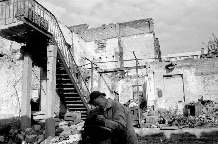 GEORGIA/Abkhazia 10-11 1993 Sukhumi. Man fixing his bombed out house. GENERAL CAPTION: After several years of Civil War between Georgian Government troops and Russian backed Abkhaz seperatitst the later manage to drive the Georgian Army out of the former ASSR Abkhazia, an area at the Black Sea coast. Remaining ethnic Georgians are made to flee, tha Abkhaz are beginning to run the place as an independent country under President Vladislav Ardzinba, but stay under a blockade. Before the War, ethnic Abkhaz constituted 17% of the population according to the last USSR census, on the 3rd place after Armenians and Georgians.
