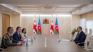 თავდაცვის მინისტრი აზერბაიჯანელ დიპლომატებს შეხვდა